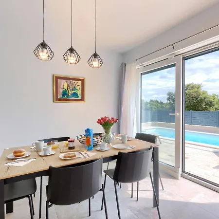בית נופש Karlo By Interhome פולה