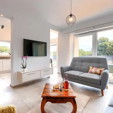 Karlo By Interhome בית נופש פולה